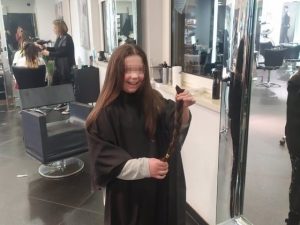 Sheona con i suoi capelli appena tagliati