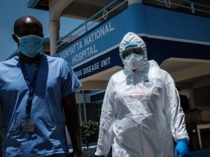 Medici dell’unità per le malattie infettive del Kenyatta National Hospital di Nairobi, Kenya (Gettyimages)
