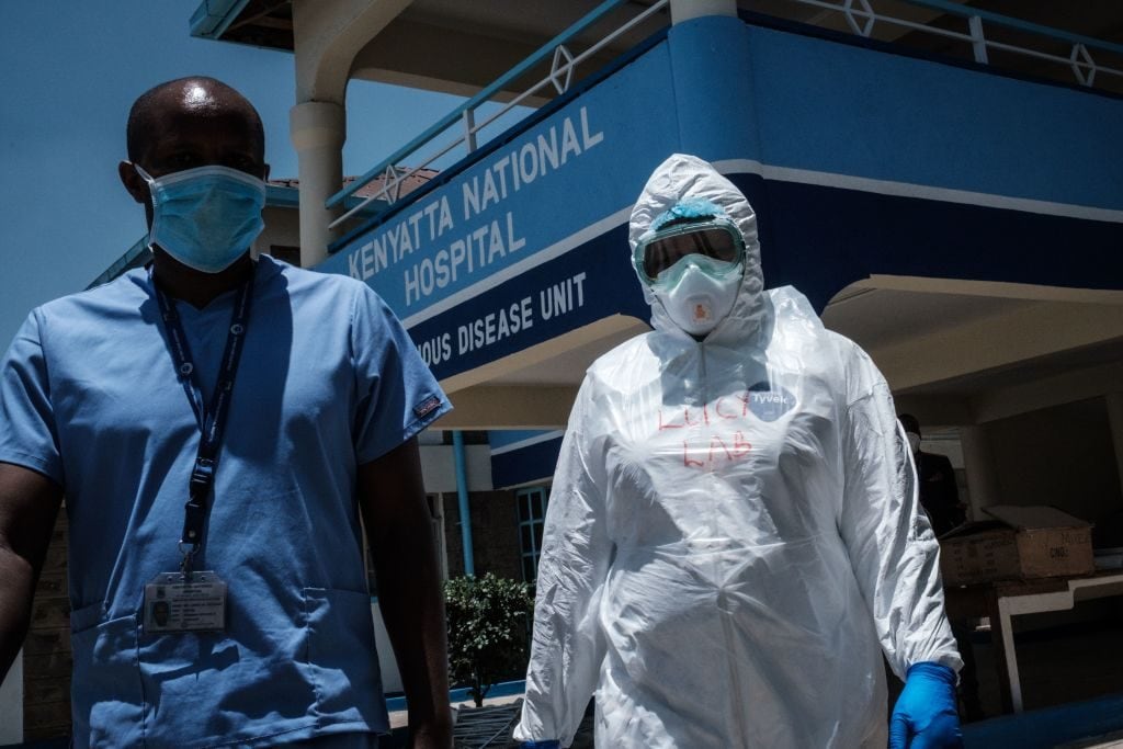 Medici dell’unità per le malattie infettive del Kenyatta National Hospital di Nairobi, Kenya (Gettyimages)