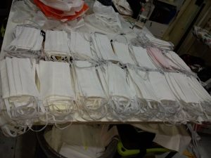 Le mascherine in pelle d’uovo prodotte da Irene Coppola