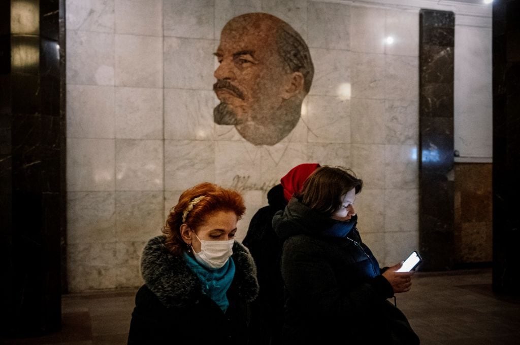 Una donna con la mascherina nella metropolita di Mosca (Gettyimages)