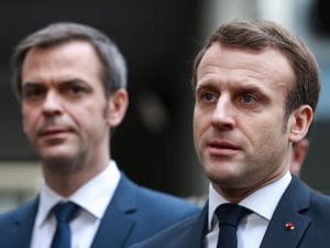 Il presidente francese Macron (a destra) accompagnato dal ministro della salute, Olivier Véron (Gettyimages)
