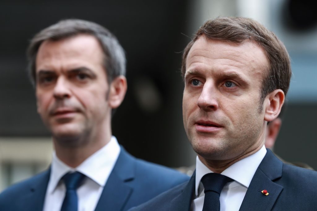 Il presidente francese Macron (a destra) accompagnato dal ministro della salute, Olivier Véron (Gettyimages)