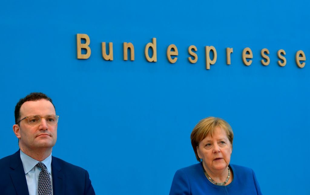La cancelliera tedesca Angela Merkel e il ministro della salute Jens Spahn durante la conferenza stampa sul coronavirus (Gettyimages)