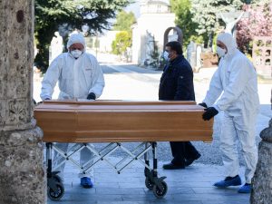 Una bara in arrivo al cimitero di Bergamo