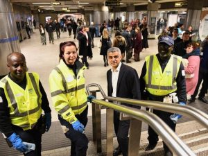 Il sindaco di Londra, Sadiq Khan (al centro) con alcuni addetti alle pulizie in una stazione di Londra