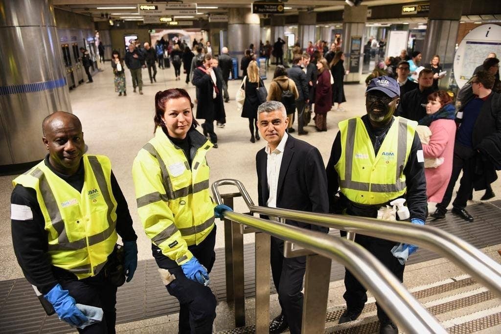 Il sindaco di Londra, Sadiq Khan (al centro) con alcuni addetti alle pulizie in una stazione di Londra