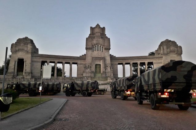 L’arrivo dell’esercito al Cimitero Monumentale di Bergamo (Fanpage.it).