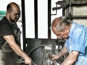 Claudio Bertucci e il padre Alfredo nel loro laboratorio di lavorazione del ferro battuto: sono morti per Coronavirus come la madre Angela e l’altro figlio, Daniele (Foto: Facebook)