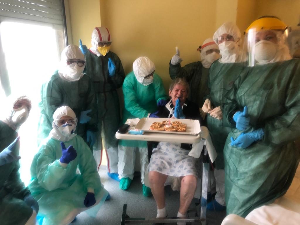 La foto di Giuseppina e con gli operatori sanitari