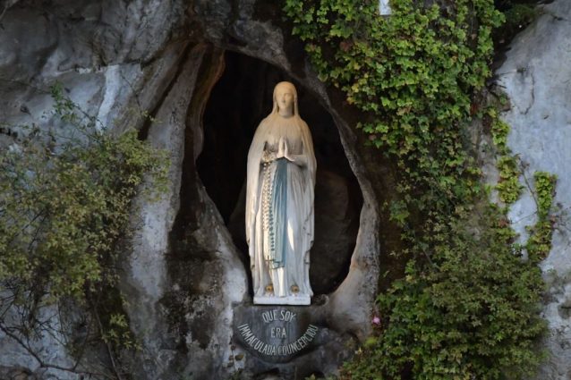 Chiuse le piscine del santuario di Lourdes per rischio Coronavirus: “Prima di tutto la salute dei pellegrini”