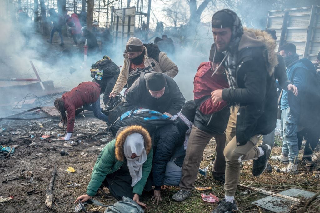 Al confine tra Turchia e Grecia gli agenti ellenici hanno usato gas lacrimogeni contro i profughi (Gettyimages)