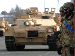 Un carro armato Abrams e alcuni soldati Usa sbarcati al porto tedesco di Bremerhaven per partecipare a Defender Europe 20 (Gettyimages)