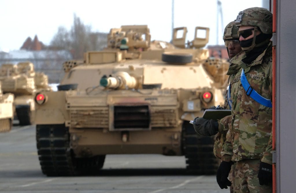 Un carro armato Abrams e alcuni soldati Usa sbarcati al porto tedesco di Bremerhaven per partecipare a Defender Europe 20 (Gettyimages)