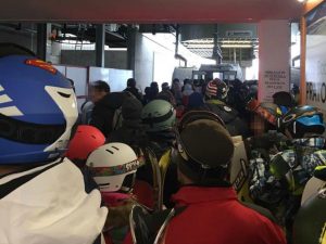 Gente in coda ai Piani di Bobbio nella giornata di venerdì (Foto: Nonsoloneve Ski now su Facebook)