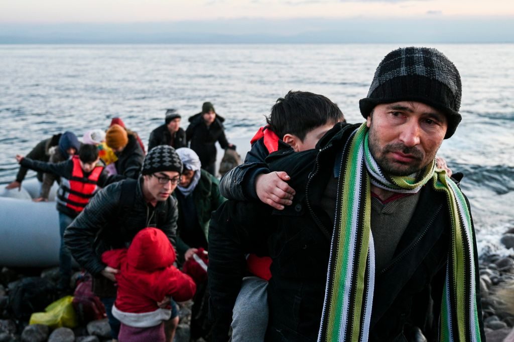 Un gruppo di rifugiati arrivati in gommone sull’isola greca di Lesbo (Gettyimages)