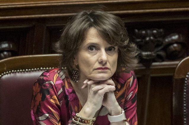 Congedo parentale, la ministra Bonetti: “Per i genitori indennità del 50% o smart working”