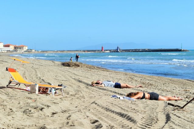 La fase due in estate: vacanze con nuove regole, accessi limitati a spiagge e no a campi estivi