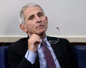 L'allarme di Fauci: "Potrebbero arrivare nuove varianti, ma il vaccino funziona con tutte"
