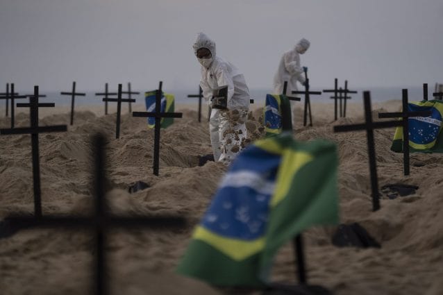 Una protesta su una spiaggia del Brasile contro la gestione del governo dell’emergenza coronavirus.