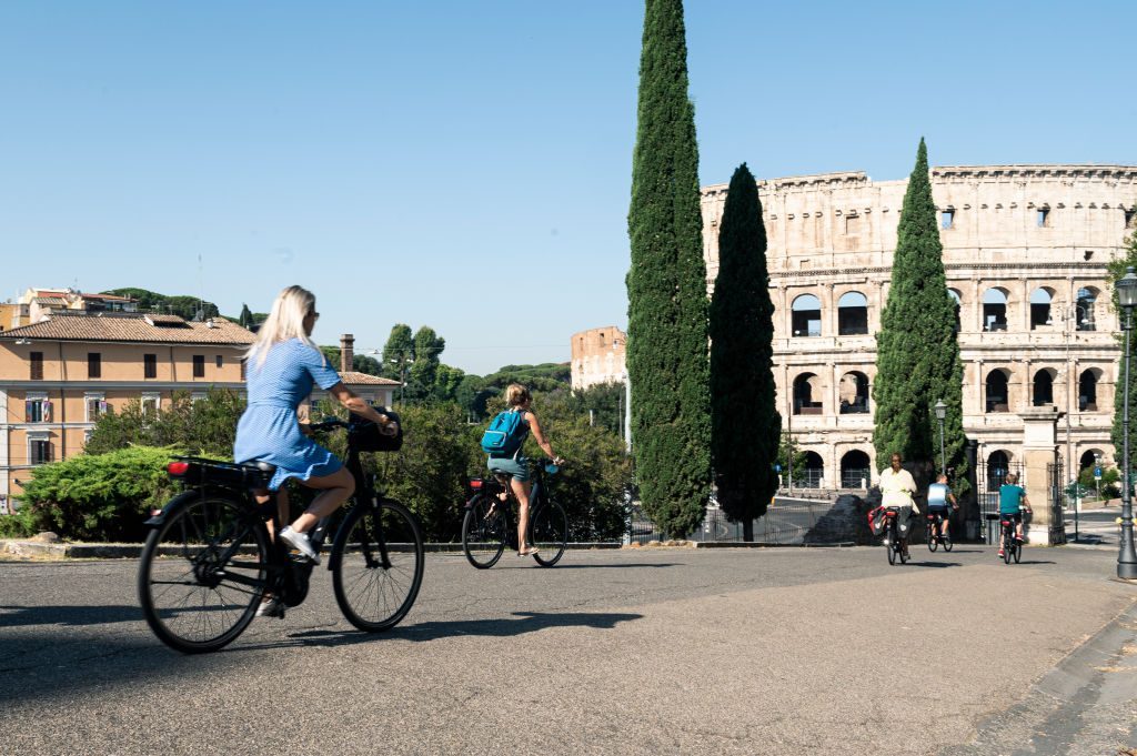 Turisti in bicicletta a Roma nell’estate post pandemia