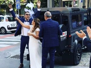 Il giovane alla guida del Land Rover Defender, in una foto di famiglia da Instagram