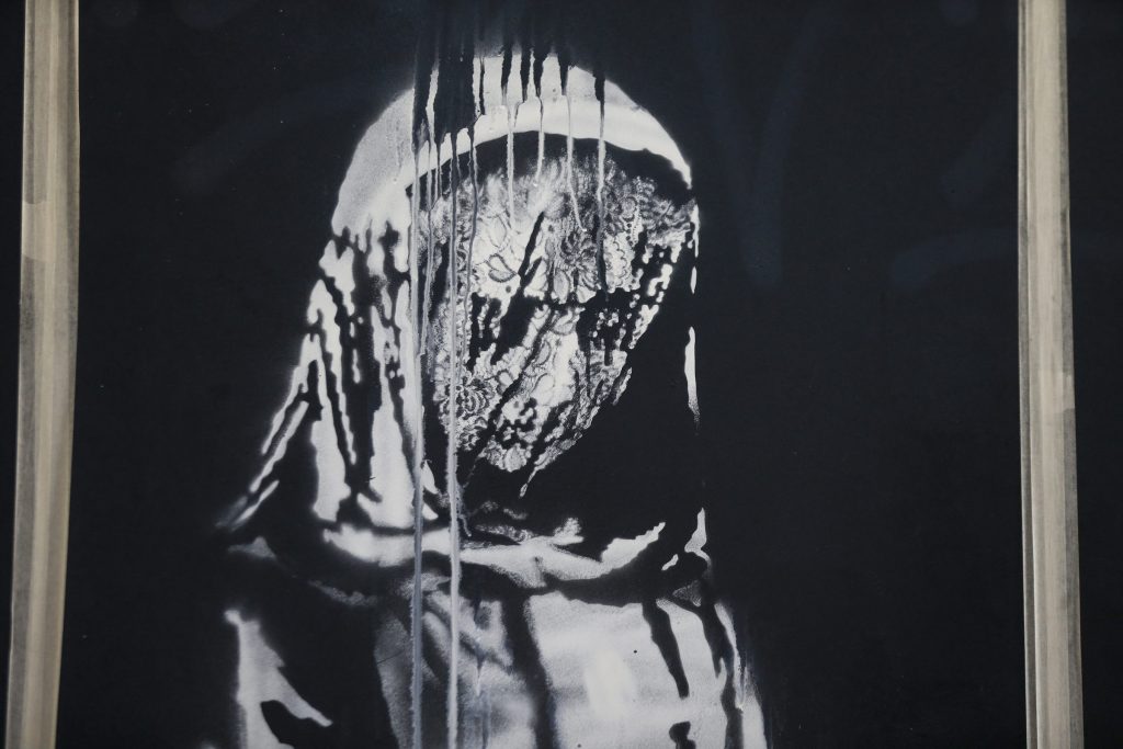 L’opera di Bansky sulla porta del Bataclan a Parigi