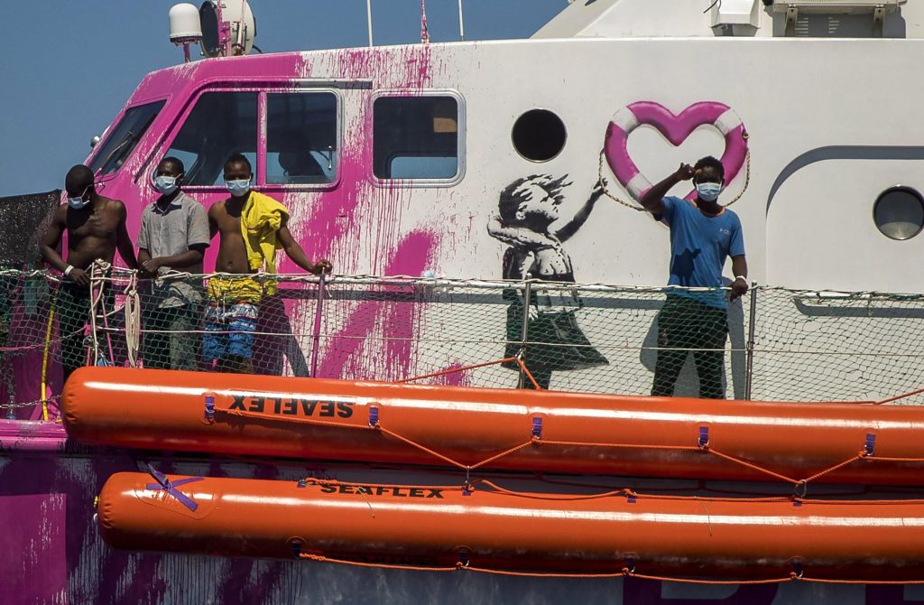La nave finanziata da Banksy per il salvataggio di migranti in mare
