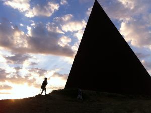 Piramide 38 parallelo nota come Piramide della luce nel complesso di Fiumara d’arte