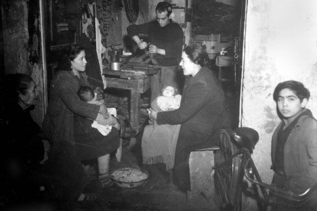 Scene di miseria quotidiana a Napoli negli anni Quaranta (Lapresse)