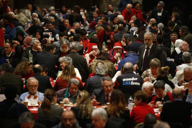 Pranzo di Natale con i poveri nel 2015 (Lapresse)