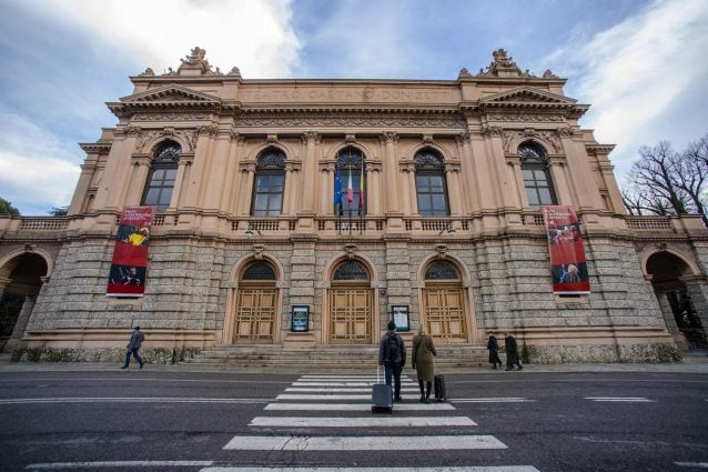 La facciata del teatro prima del restauro