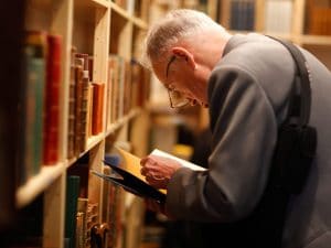 Foto di repertorio di anziano in libreria