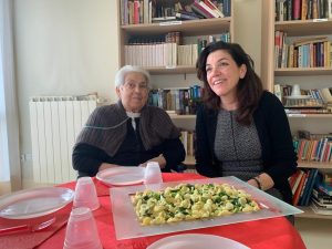 Ivana e la signora Maria Giacinta nel Natale del 2019 davanti a un piatto di orecchiette