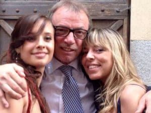 Una foto del medico con le sue figlie
