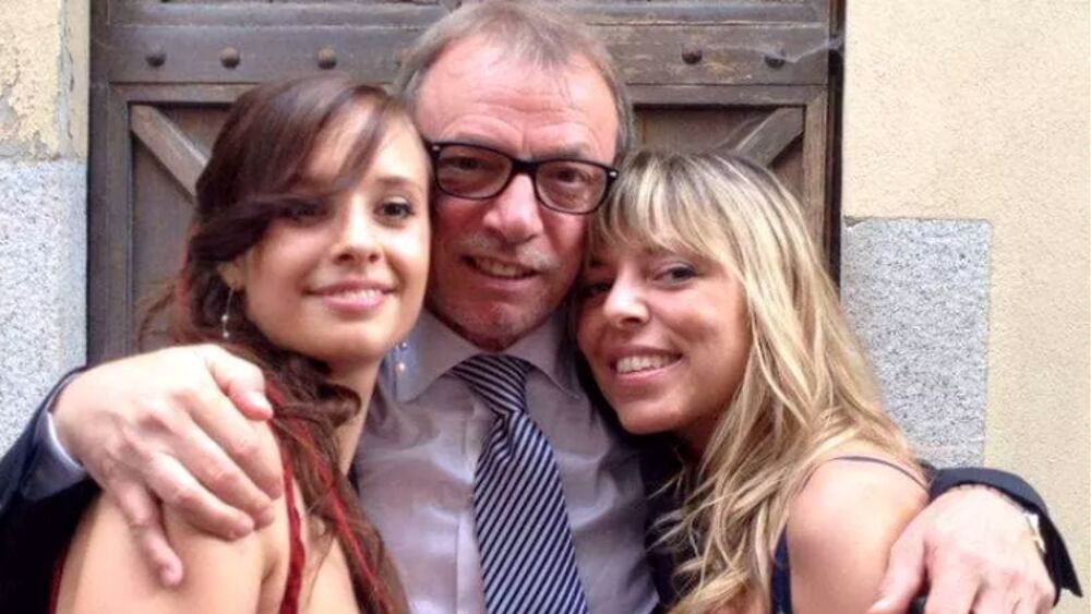 Una foto del medico con le sue figlie