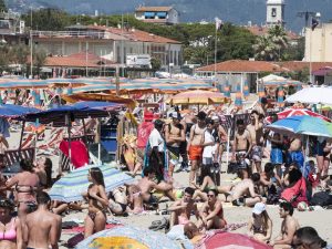 Viareggio, assembramenti in spiaggia quest’estate