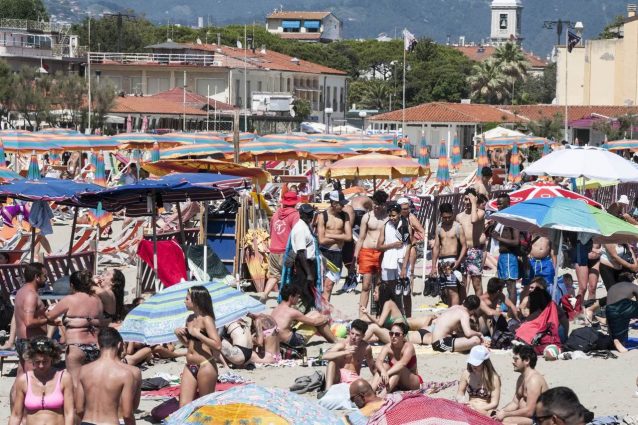 Viareggio, assembramenti in spiaggia quest’estate