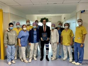 Lorenzo e i medici del reparto il giorno della sua laurea