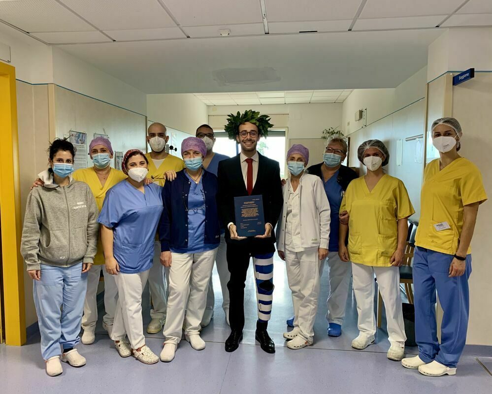 Lorenzo e i medici del reparto il giorno della sua laurea