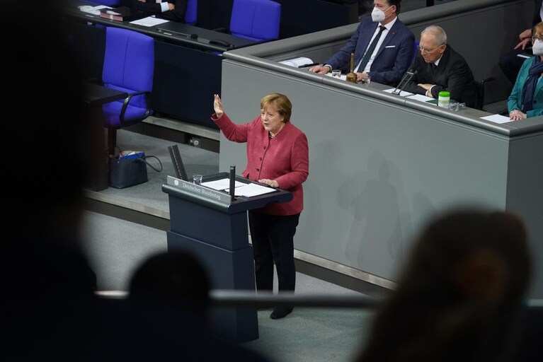 Merkel durante il suo discorso al Bundestag.