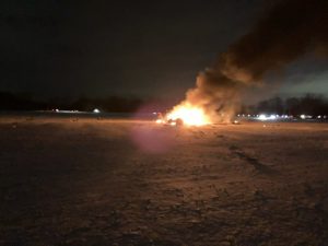 Il velivolo precipitato in fiamme (foto da Twitter)