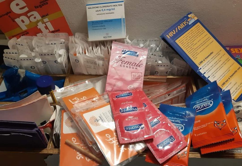 Azioni di riduzione del danno: distribuzione gratuita di siringhe e preservativi nel centro diurno di Parsec