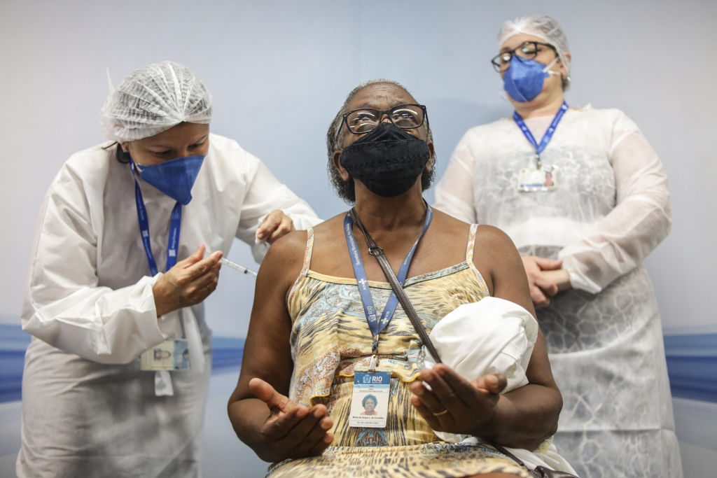 Una donna viene vaccinata contro il Covid in Brasile