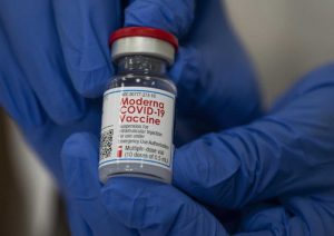 Moderna svilupperà una dose booster di vaccino contro la nuova variante Omicron
