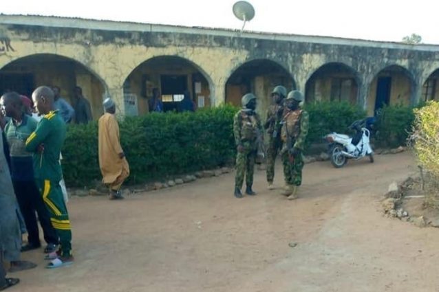 Nigeria, assalto in un college: centinaia di studenti rapiti dai terroristi