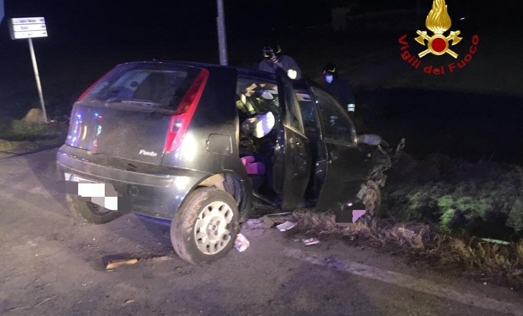 L’incidente lungo la strada Provinciale 11 a Borgo d’Ale (foto Vigili del Fuoco)