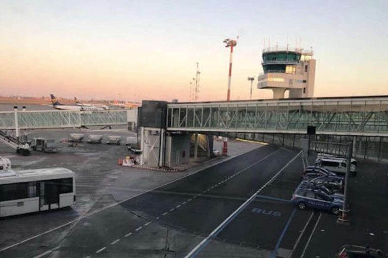 Nuova eruzione dell'Etna: aeroporto di Catania chiuso per ...