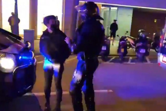 Scontri a Barcellona, sei italiani tra gli arresti. “Una accusata di tentato omicidio”