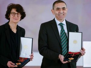Uğur Şahin con la moglie Özlem Türeci